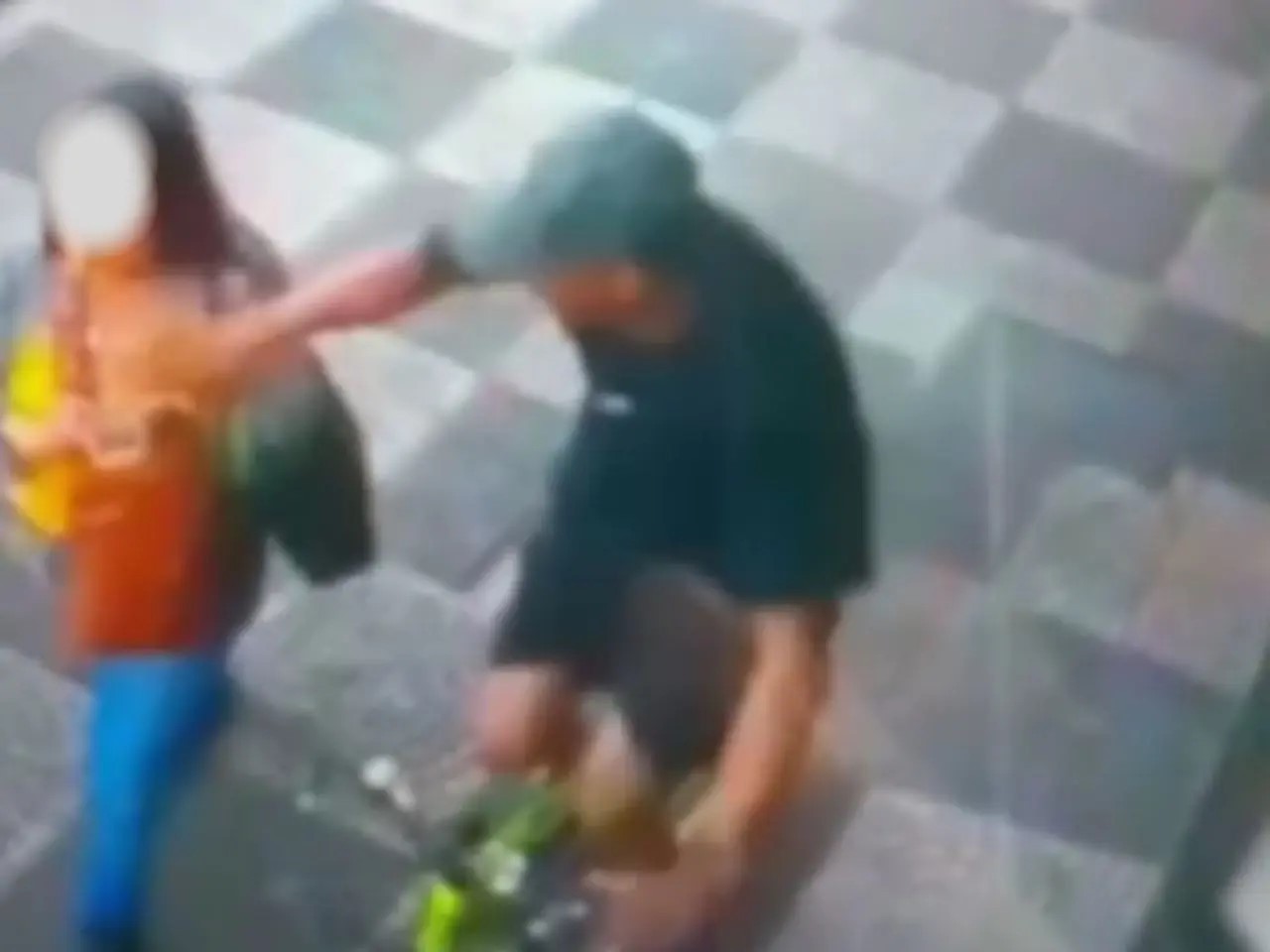 Vídeo flagra momento em que celular é furtado, na Av. Getúlio Vargas, em Maringá