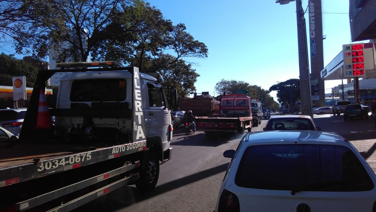 Motoristas de guincho fazem ato em solidariedade aos caminhoneiros