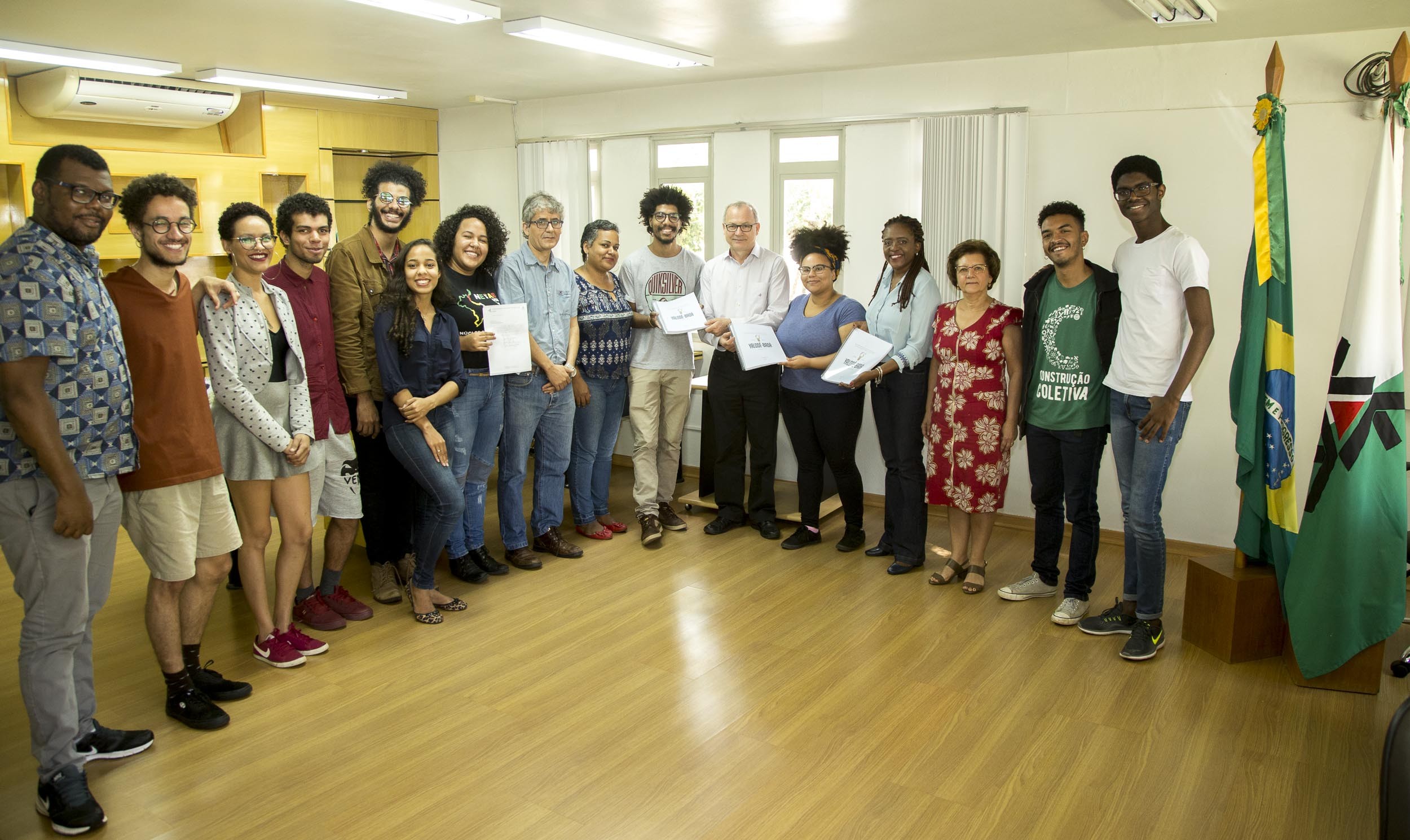 Movimento negro entrega documento pedindo cotas raciais na UEM