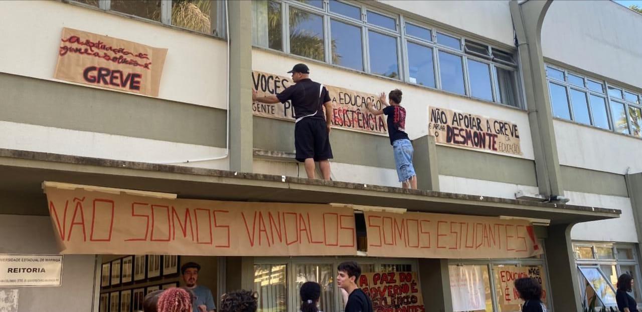 Estudantes ocupam reitoria da UEM reivindicando melhorias