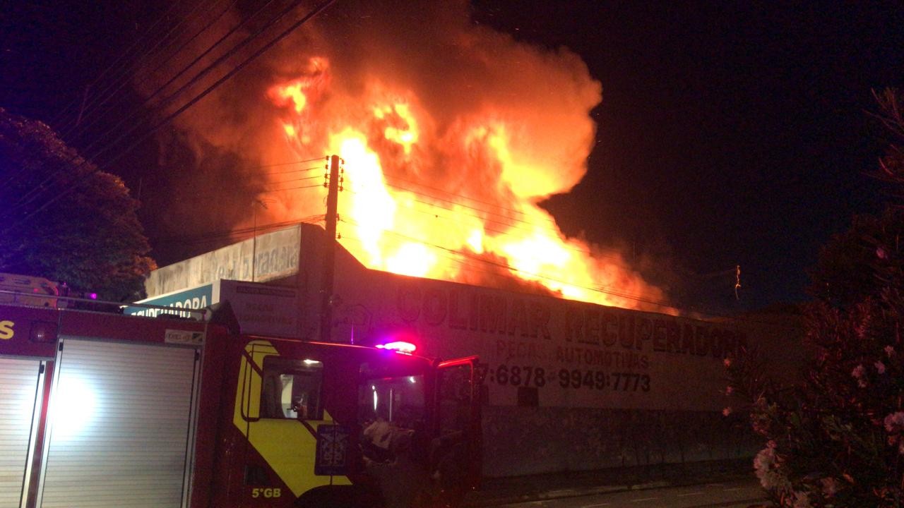 Incêndio atinge barracão em Maringá