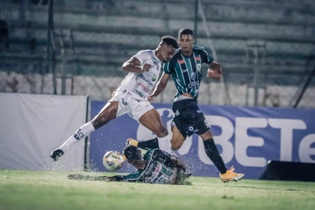 Pela primeira rodada do Paranaense 2024, Maringá FC goleia Galo Maringá em noite de casa cheia