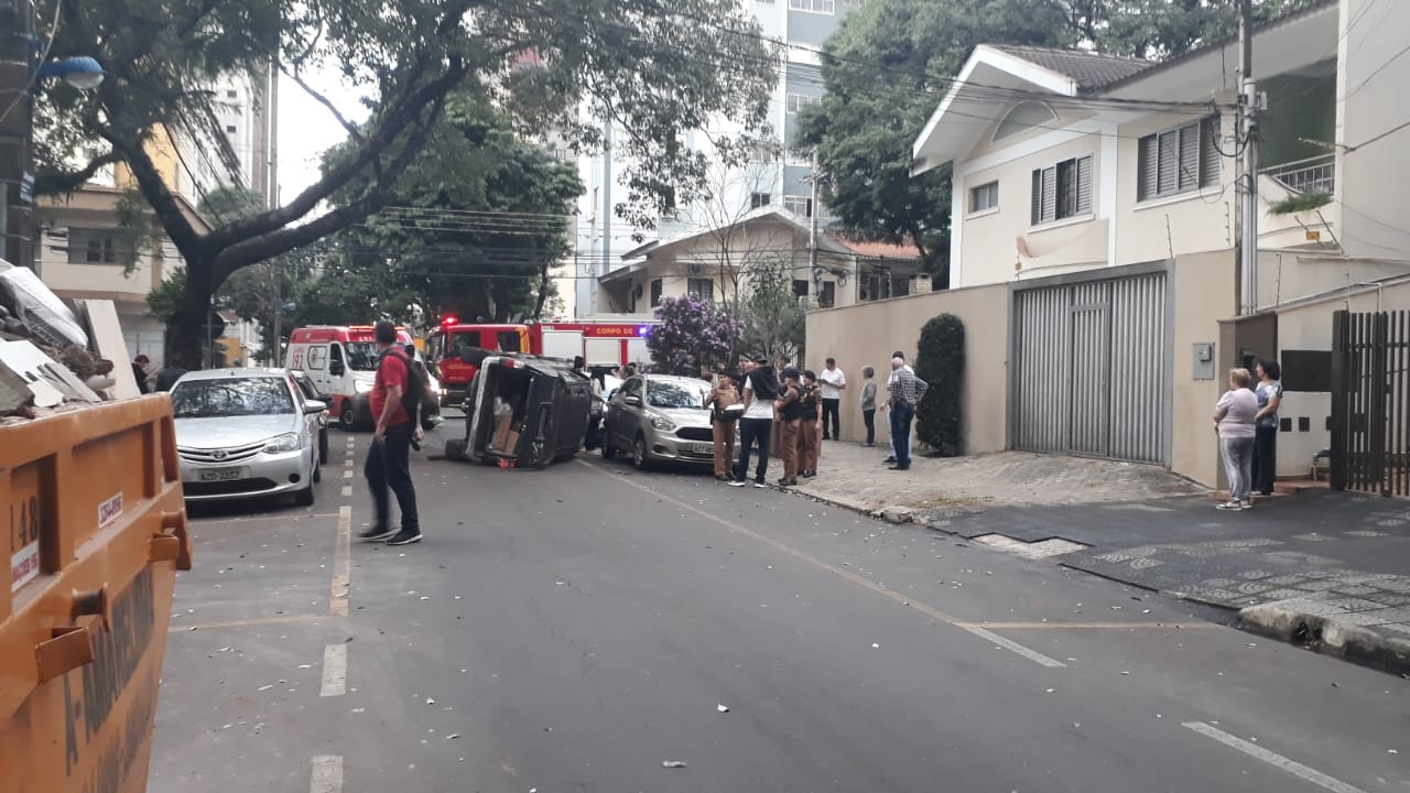 Veja: carro tomba após acidente na esquina das ruas José Clemente e Visconde de Nassau