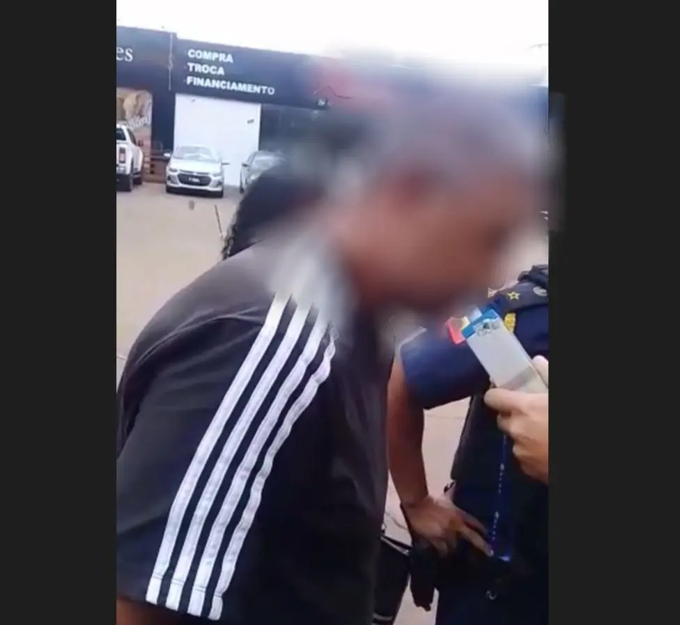 Motorista bêbado ‘dorme’ no trânsito e é preso em Maringá; vídeo