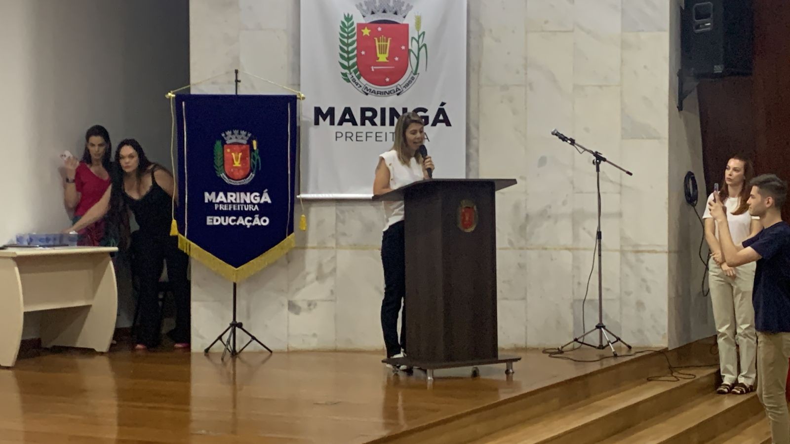 Nayara Caruzzo toma posse como secretária de Educação de Maringá