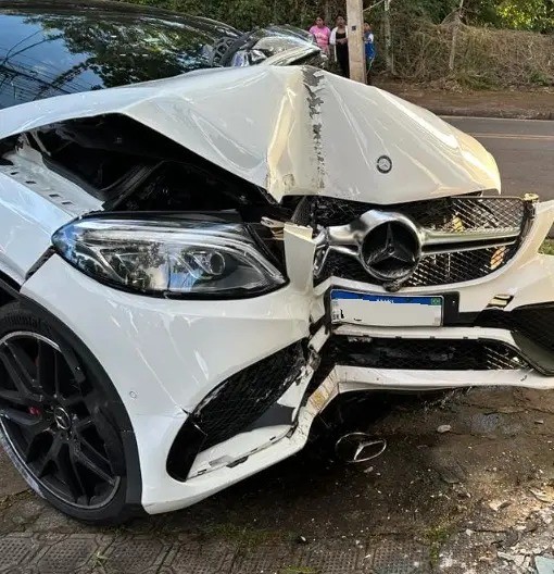Motorista de carro de luxo se envolve em acidentes e é preso por embriaguez em Maringá; ele estava com a CNH suspensa