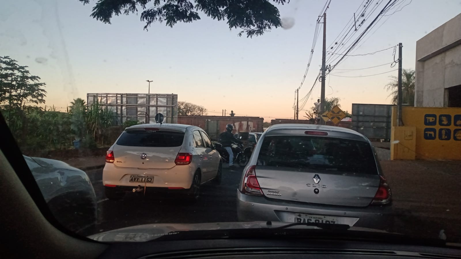 Ouvinte reclama de trem parado em horário de rush em Sarandi