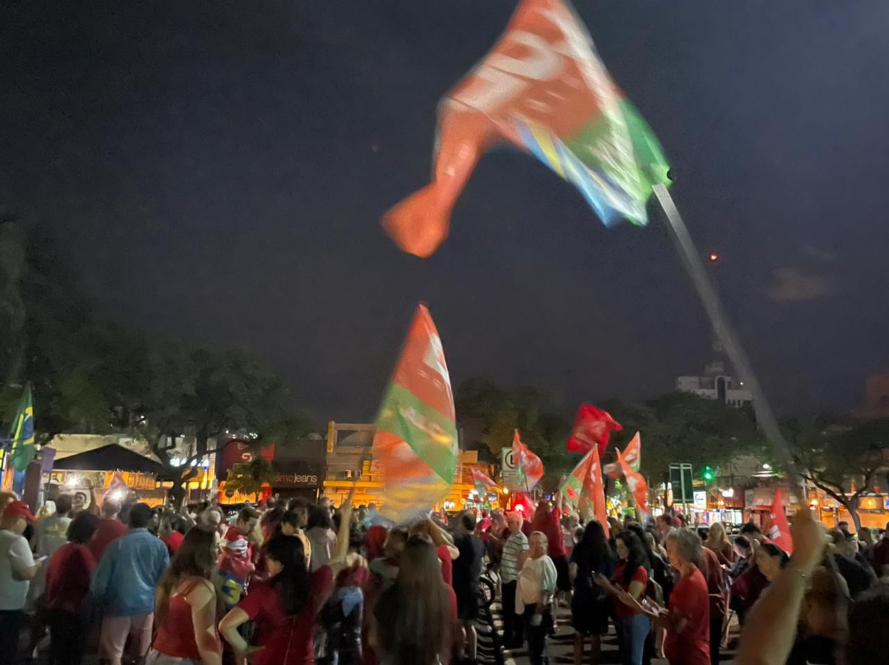 Apoiadores de Lula comemoram vitória na Praça Raposo Tavares, em Maringá