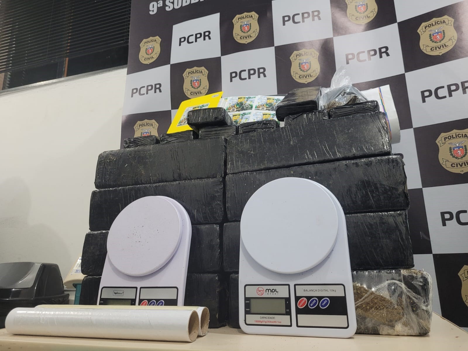 Polícia prende suspeito de vender drogas perto de colégio