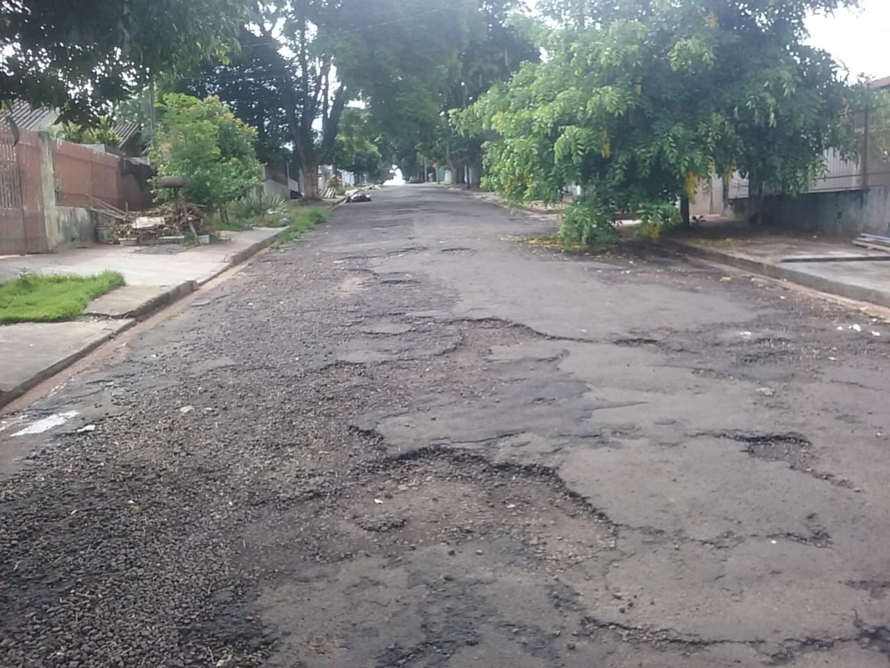Ouvinte reclama do asfalto na Rua Rio Xingu, em Maringá