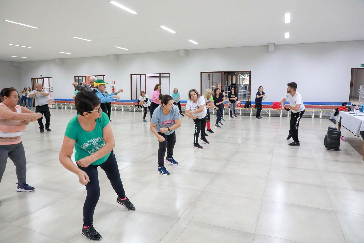 Conheça os benefícios físicos e mentais da dança para idosos