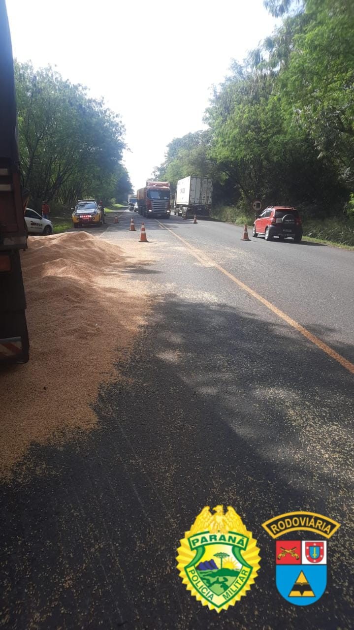 Homem morre em acidente entre carro e caminhão na PR-323