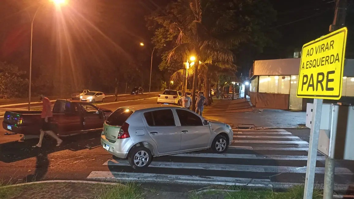 Acidente de trânsito deixa dois feridos em Maringá