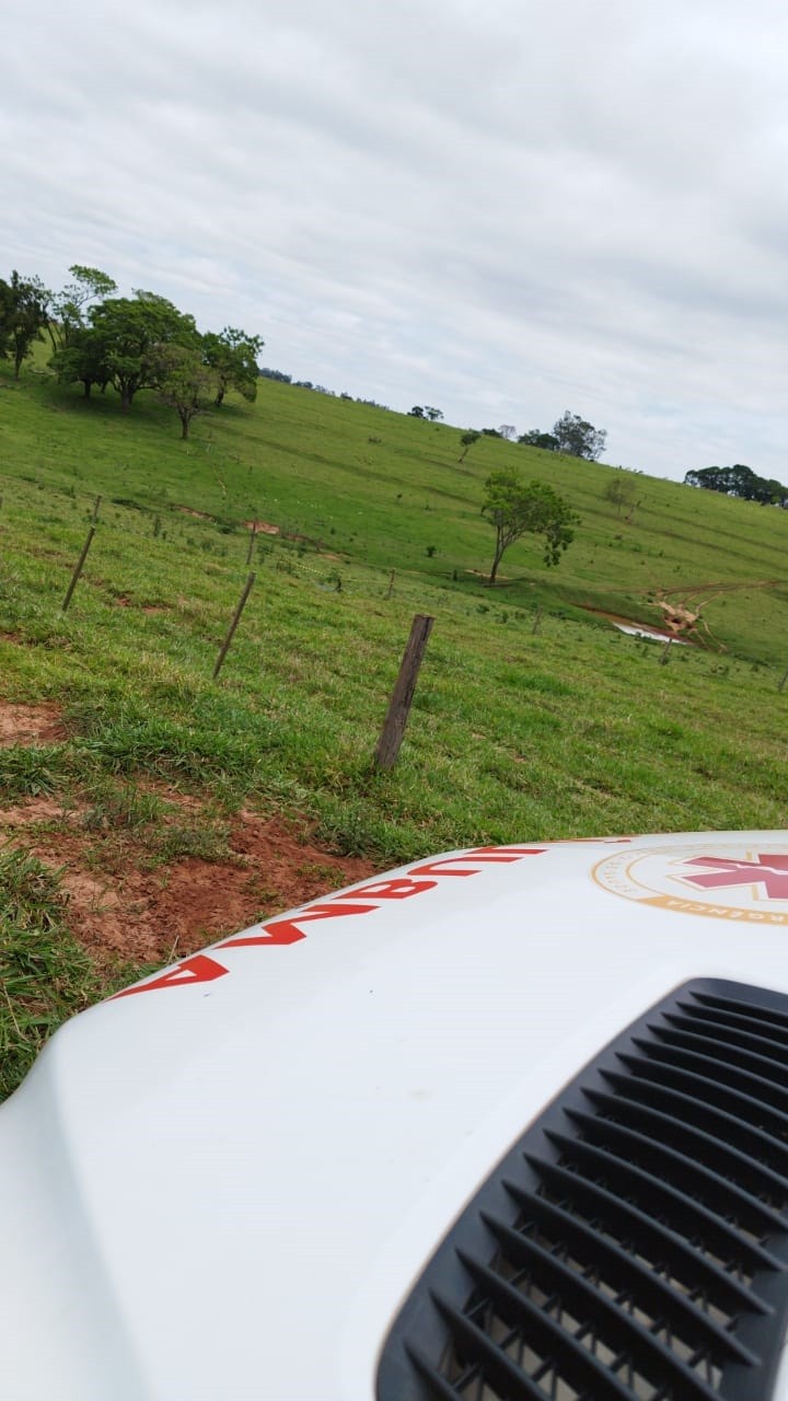 Adolescente cai de cavalo e morre enforcado em corda que o prendia a animal