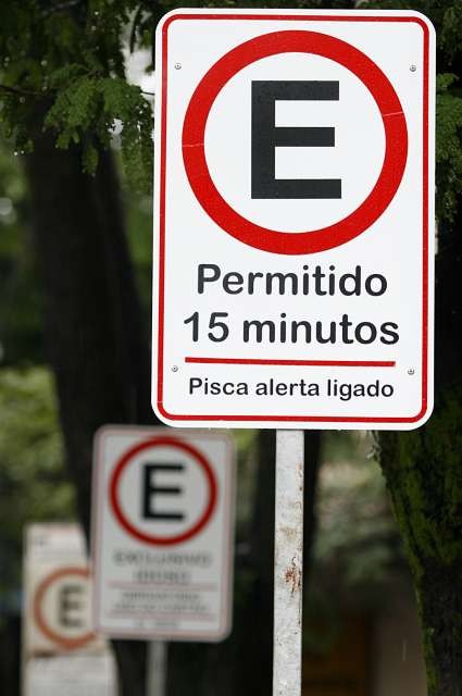 Em reuniões de pais, agentes da Semob orientam sobre riscos na porta das escolas