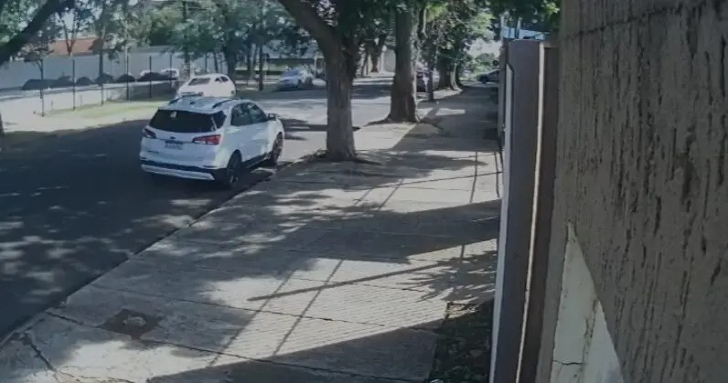 Motorista passa mal e tomba carro após bater contra veículo estacionado