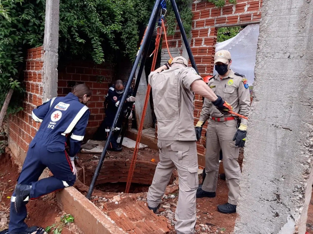 Mulher é resgatada após cair em poço desativado, em Sarandi