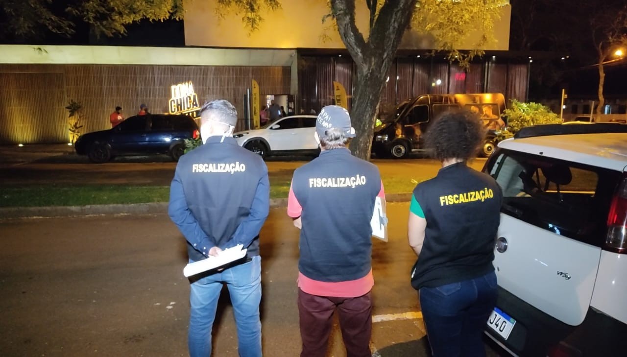 Cantor em quarentena de Covid-19 é flagrado em show