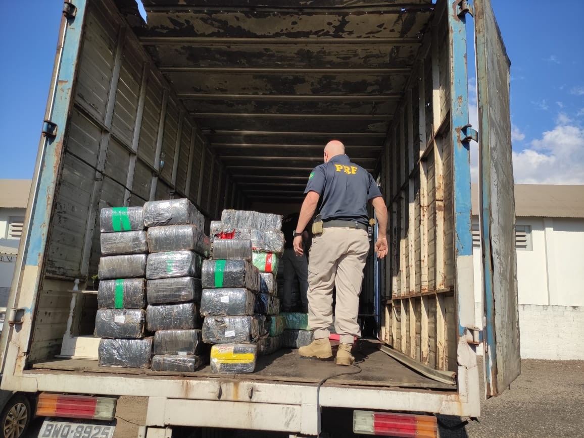 PRF apreende em Maringá 1,5 tonelada de maconha que seria levada até Goiás
