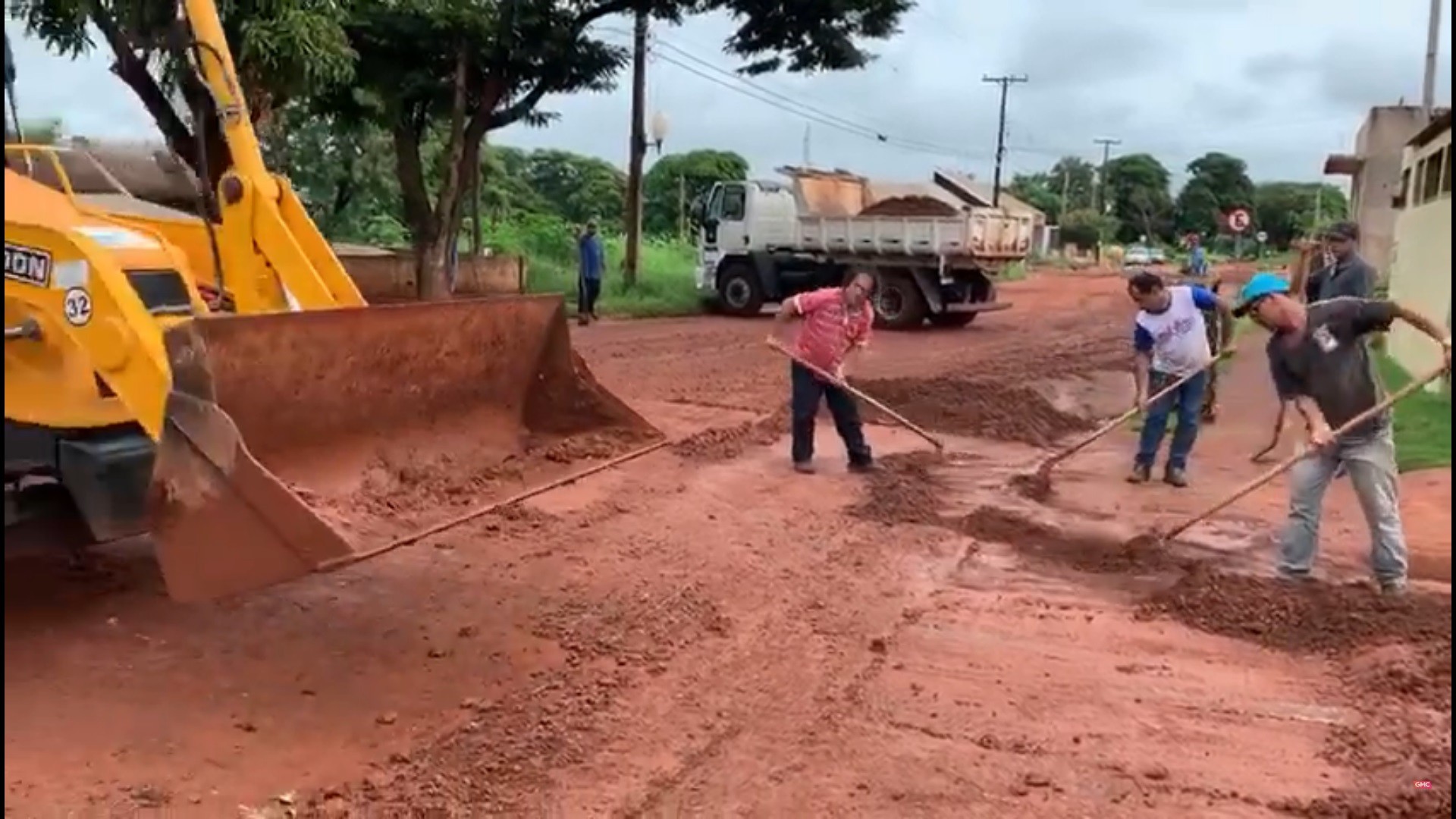 Asfalto desaparece e avenida vira lamaçal