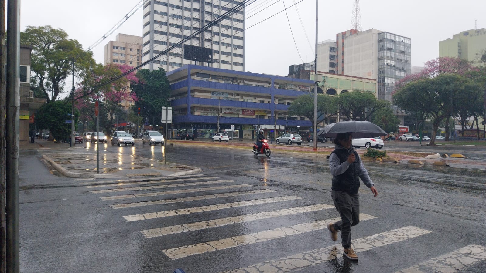 Depois de 40 dias de seca, a chuva volta e promete ficar a semana inteira