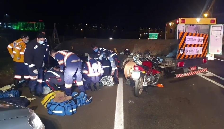 Acidente entre moto e carreta deixa ferido grave