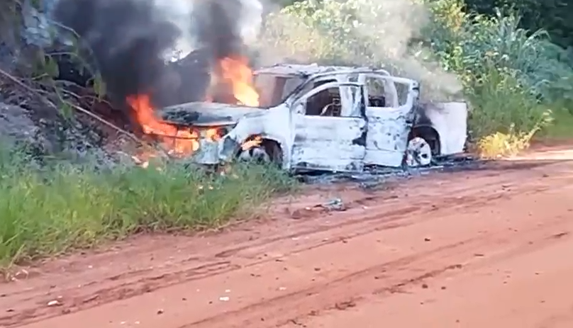 Bandidos roubam e abandonam família em mata e depois incendeiam veículo