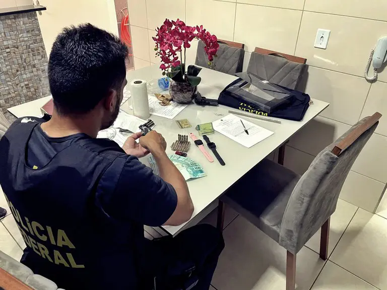 Operações da PF contra fraudes no Auxílio Emergencial cumprem mandados em Maringá