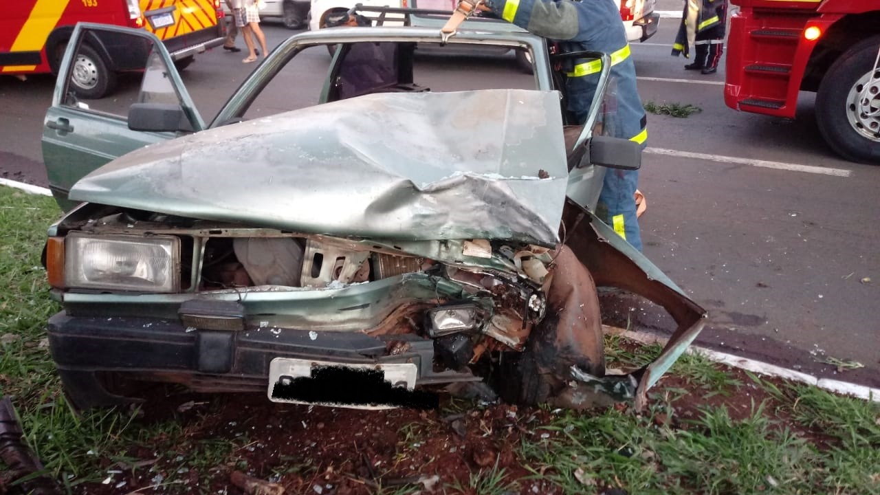 Três pessoas ficam feridas após carro colidir contra árvore, na Avenida Colombo