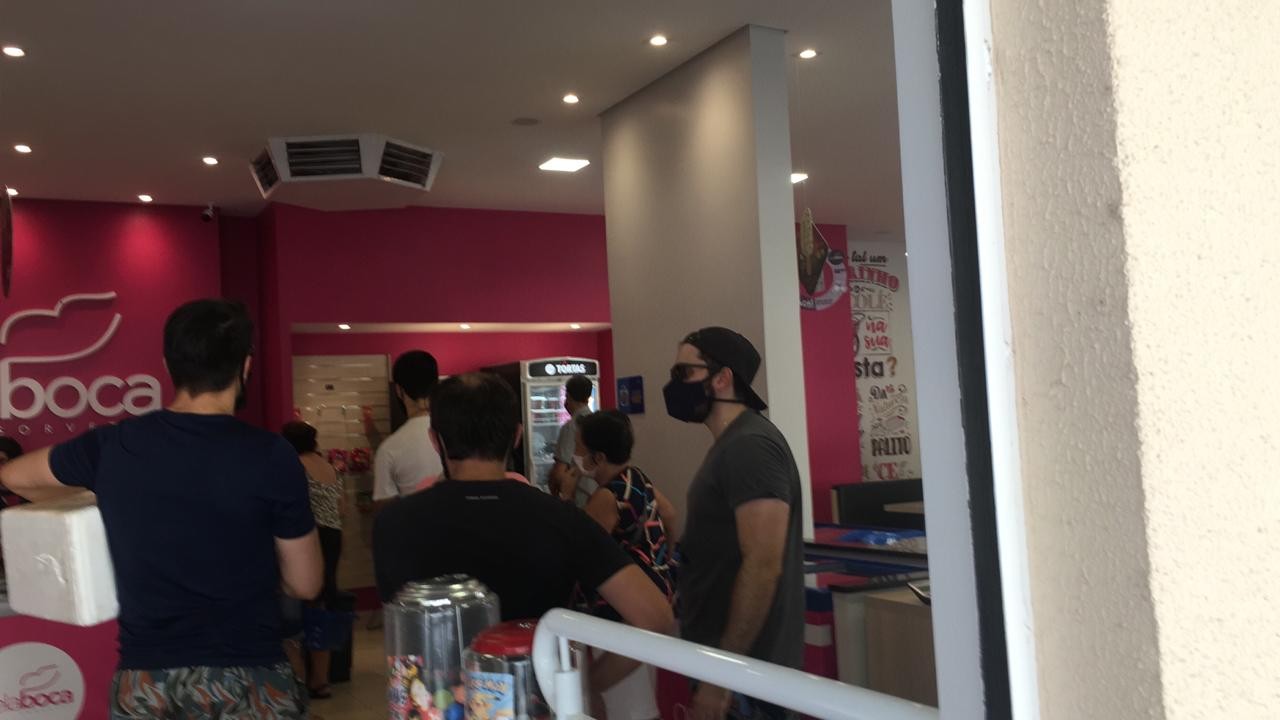 Sorveterias lotadas, muita água, ar condicionado e ventilador