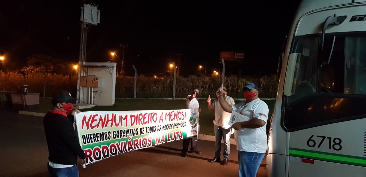 Manifestação de sindicalistas atrasa saída de ônibus da garagem da TCCC em Maringá