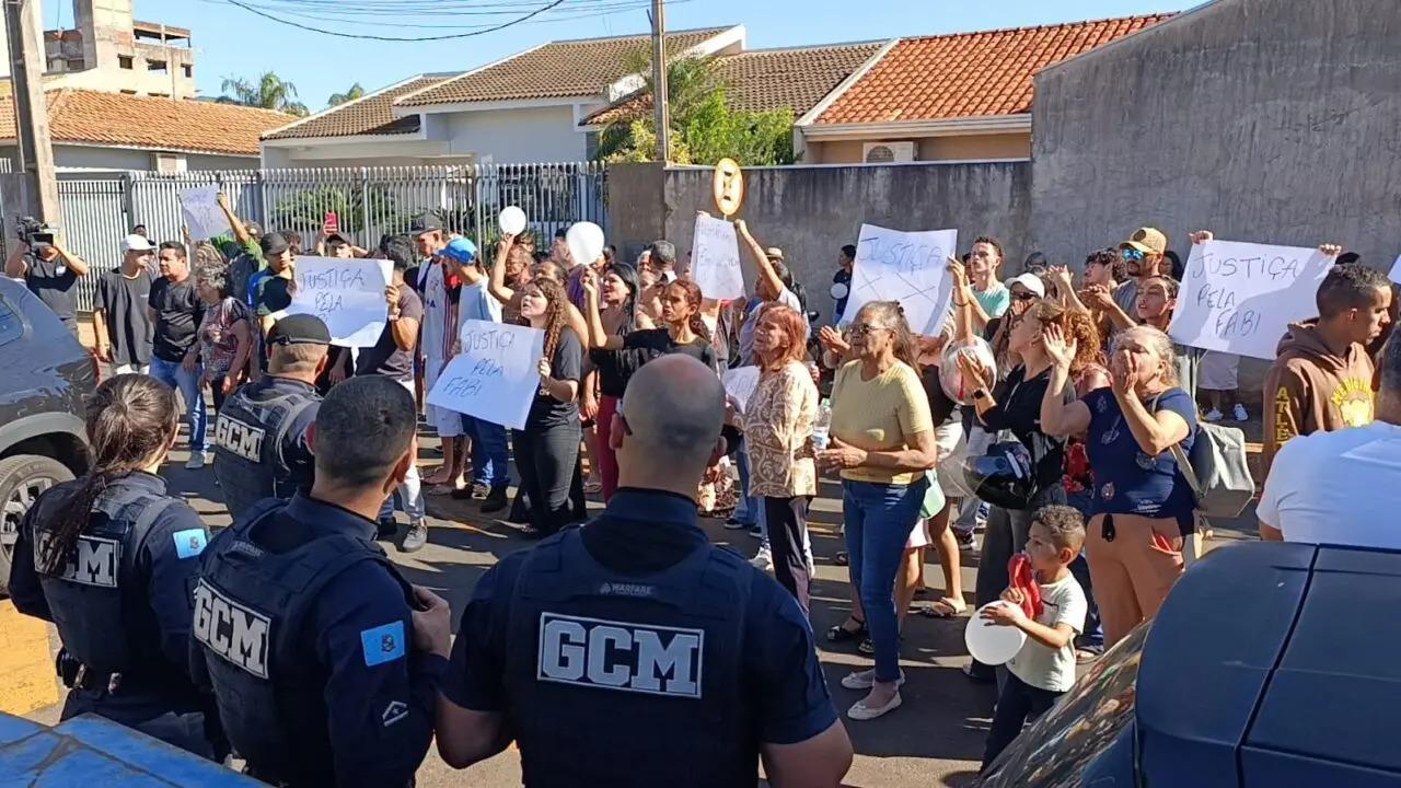 Família e amigos protestam em Sarandi após professora ser morta com mais de 30 facadas pelo ex-marido