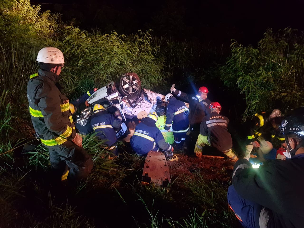 Quatro pessoas ficam feridas em capotamento na BR-376