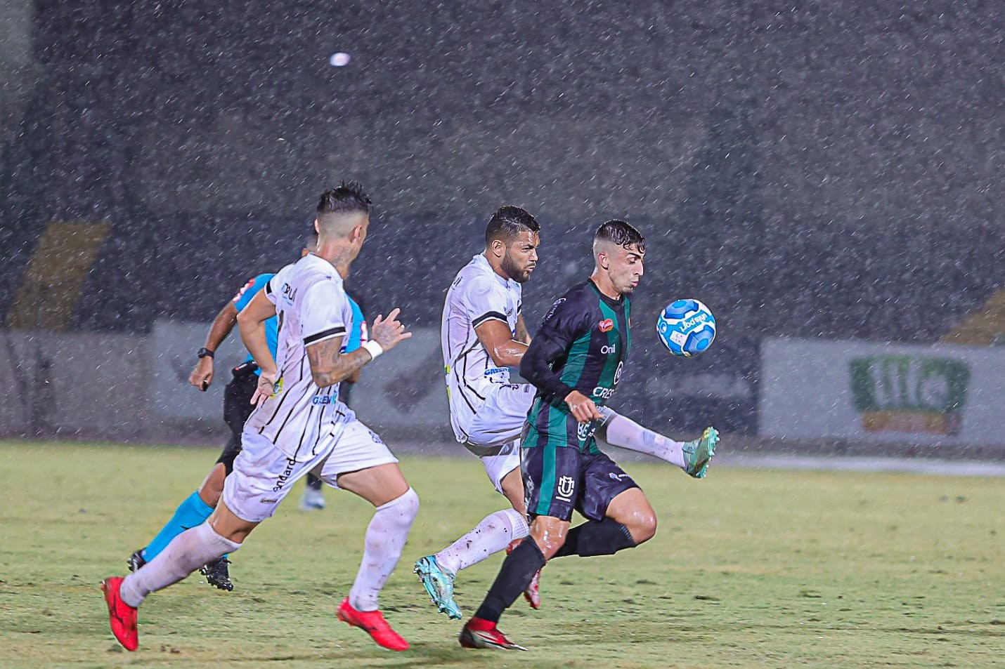 Mesmo com chuva, Maringá FC vence Operário por 2 a 0