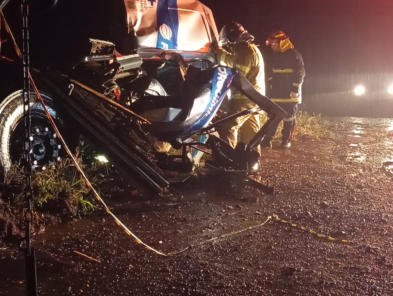 Dois caminhões batem de frente na PR-340 em Santo Inácio