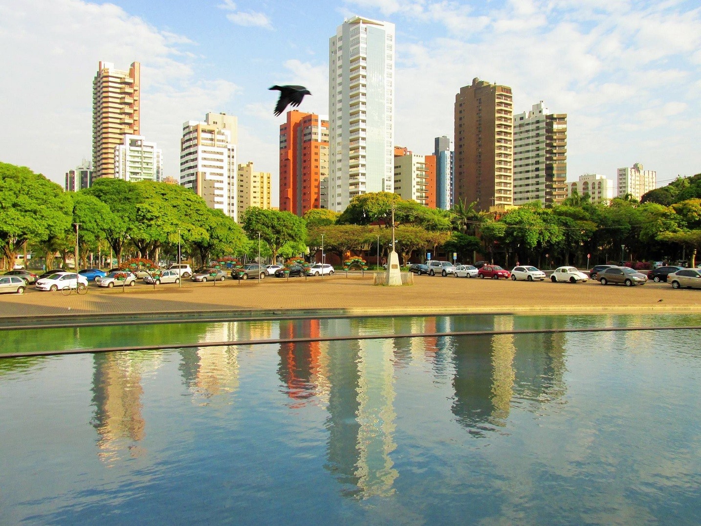 Tempo segue quente em Maringá nesta sexta-feira (5); fim de semana será ensolarado