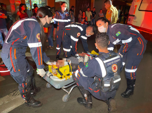 Motociclista atropela idosa enquanto empinava moto e foge sem prestar socorro