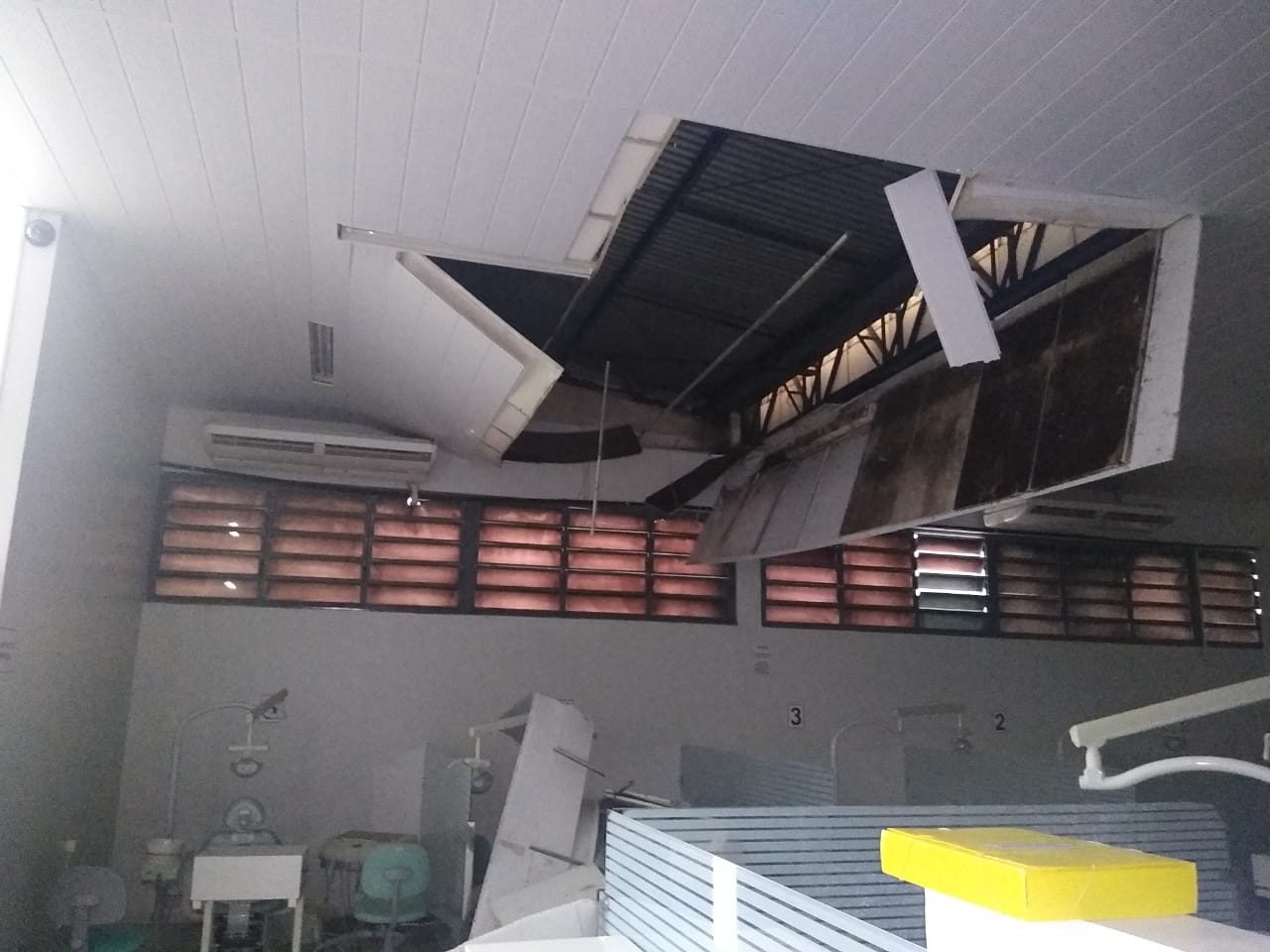 UEM interdita clínica de odontologia após parte do forro cair durante temporal