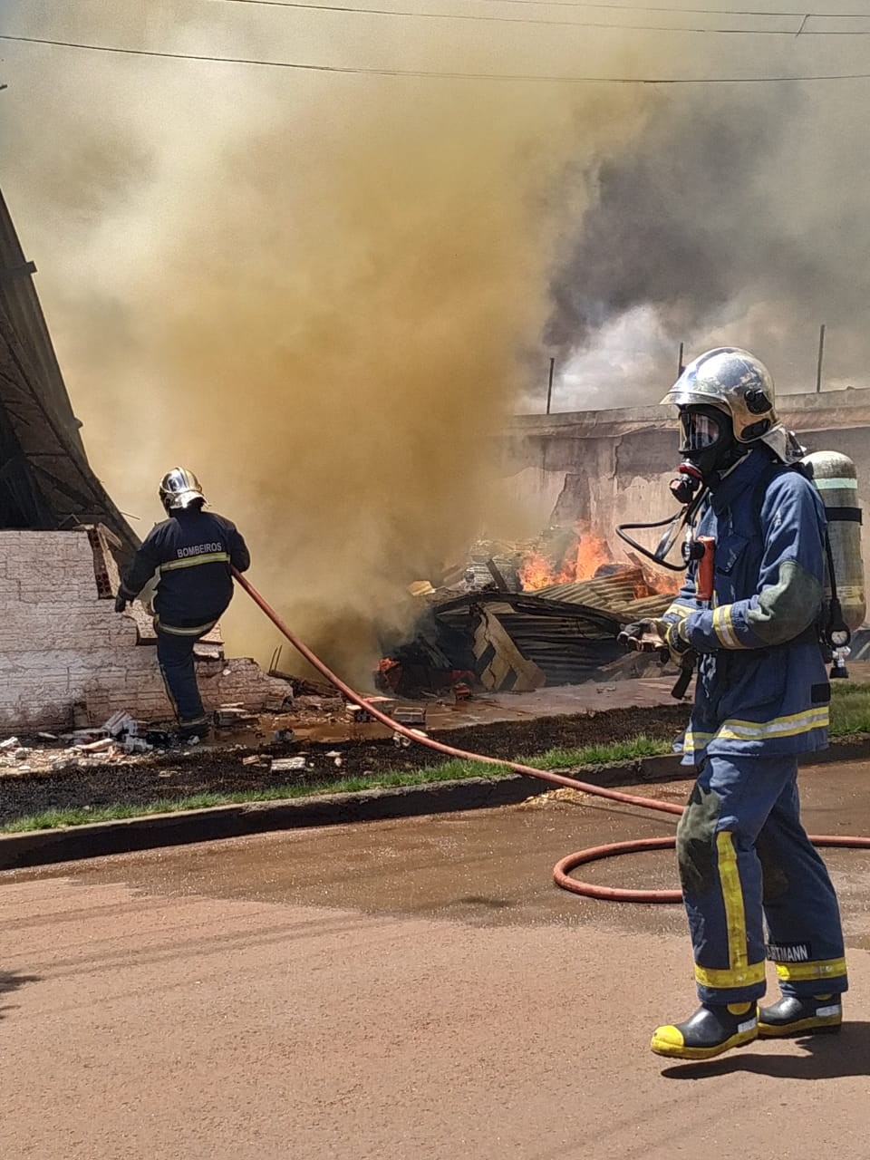 Bombeiros combatem incêndio em fábrica de cadeiras em Sarandi