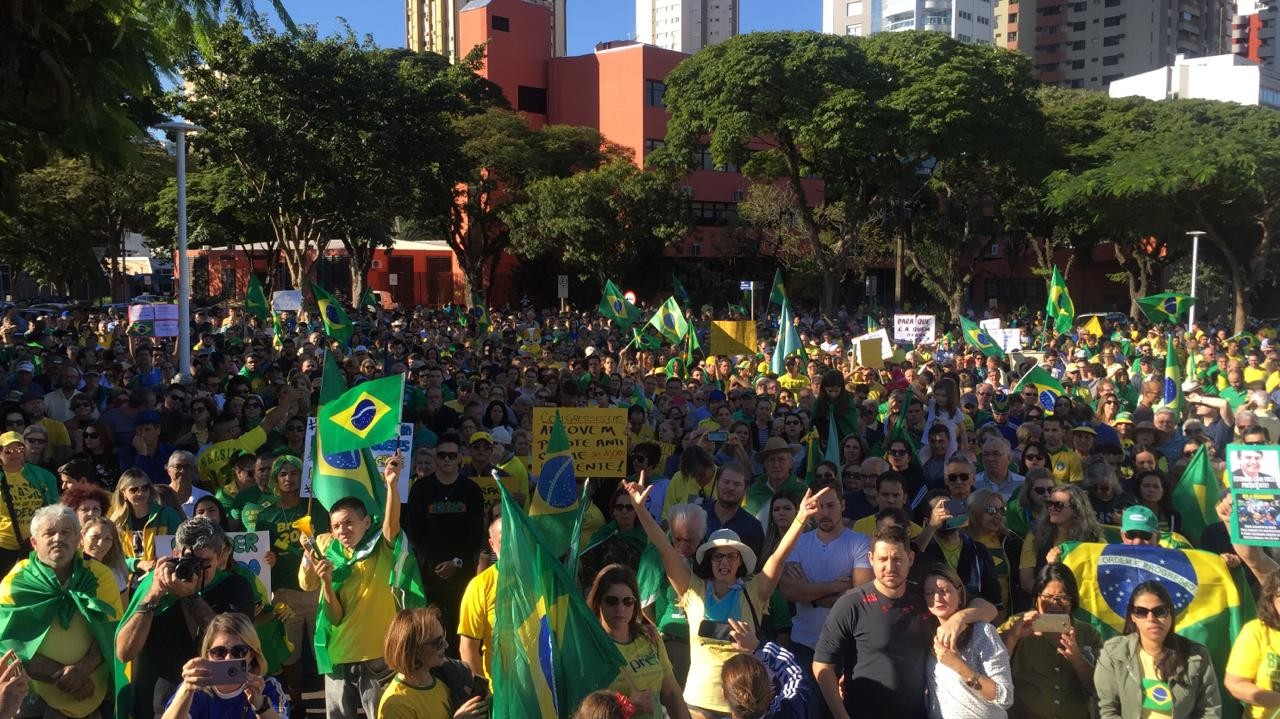 Maringaenses vão às ruas em defesa das medidas do governo