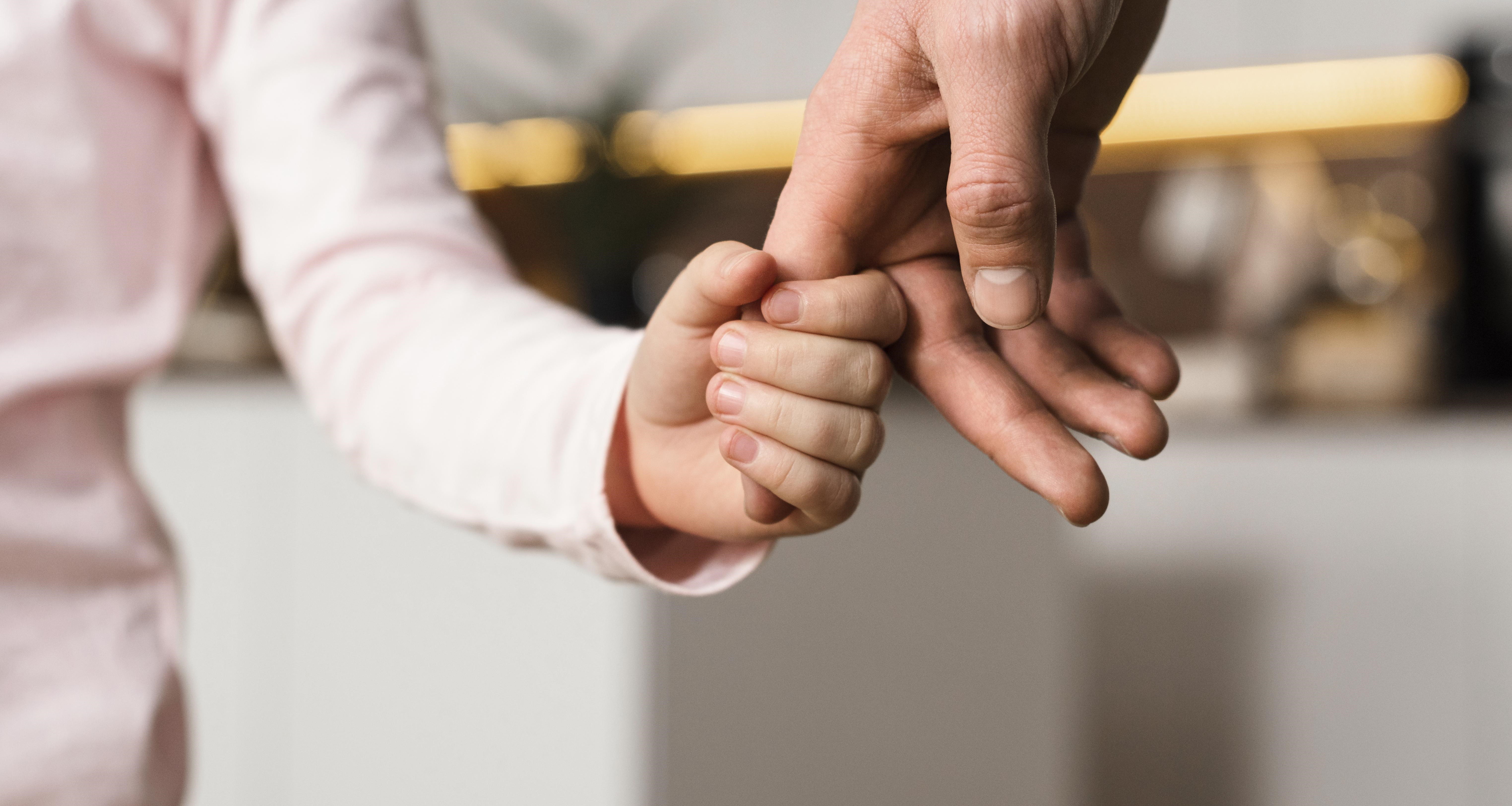 Entenda o que é a entrega voluntária de filhos para a adoção