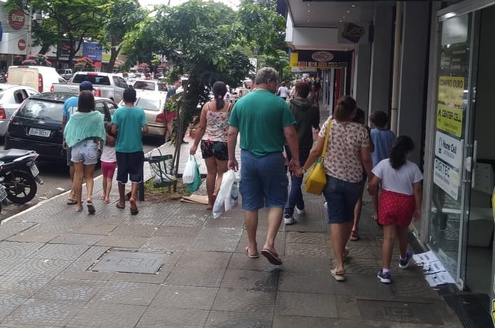Comércio movimentado no último domingo antes do Natal