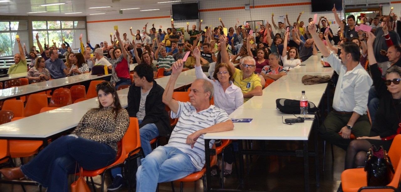 Sindicatos aprovam indicativo de greve na UEM