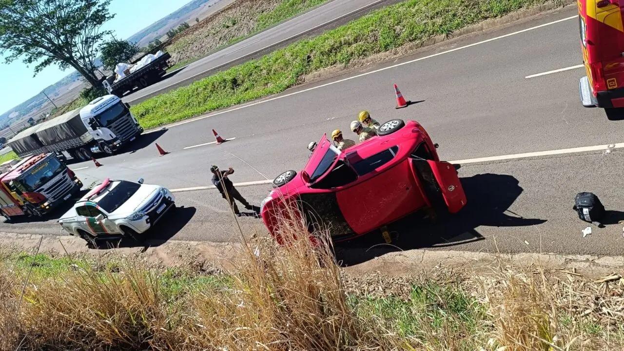 Mulher fica ferida após capotamento na PR-323, na região de Maringá