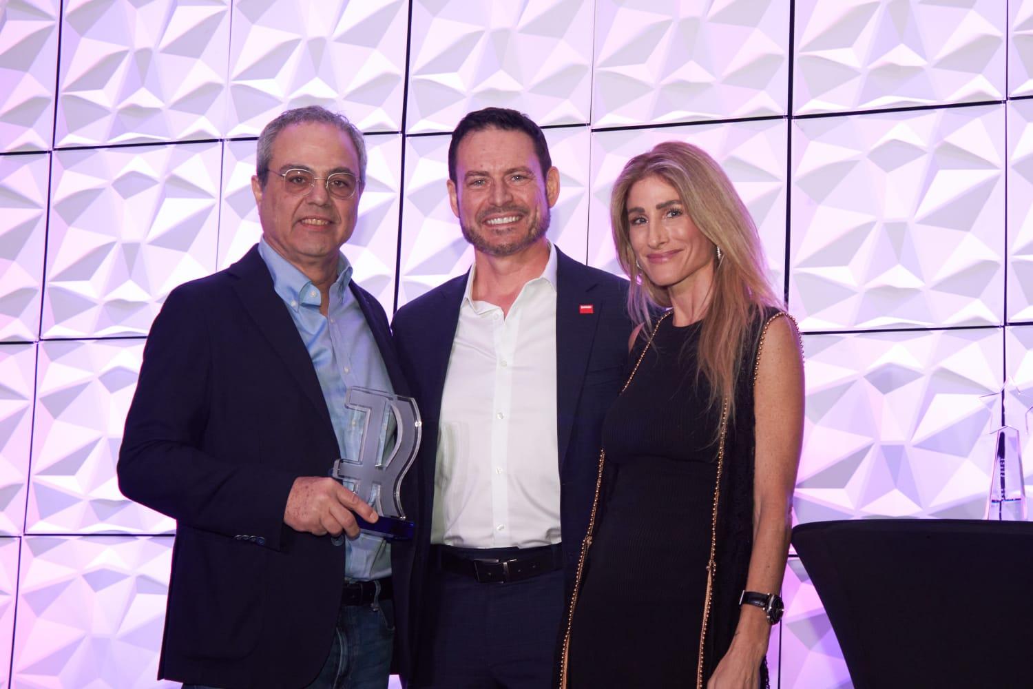 Em Miami, empresa maringaense recebe prêmio de exibidora do ano