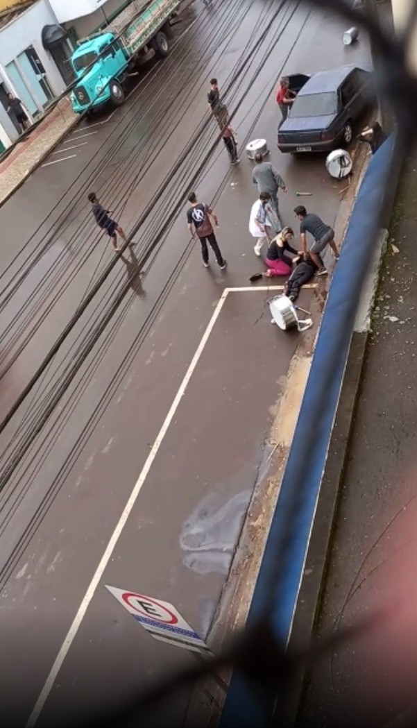 Jovens são atropelados após ensaio de fanfarra