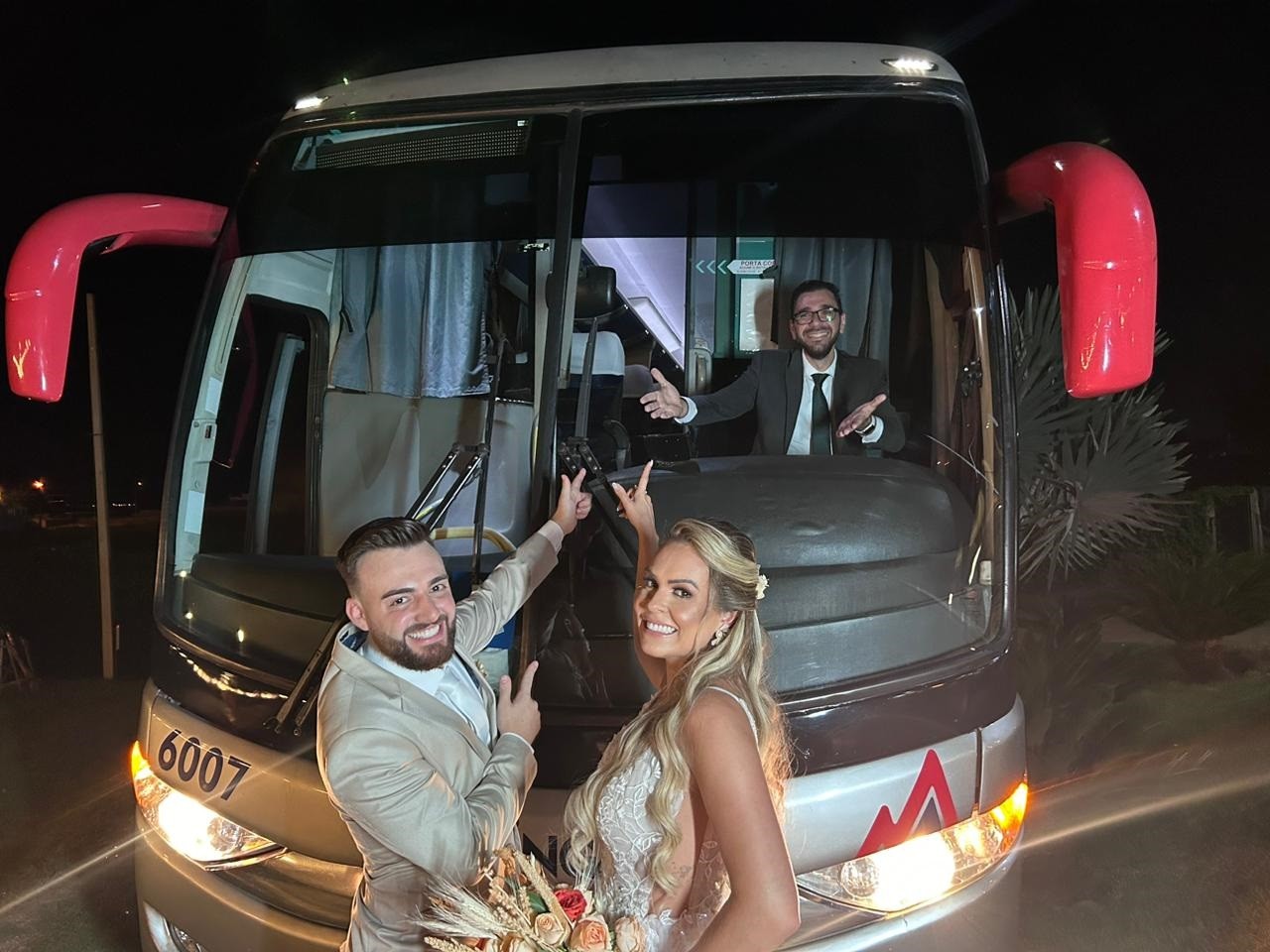 Celebrante leva ônibus para casamento e noivos relembram primeiro beijo