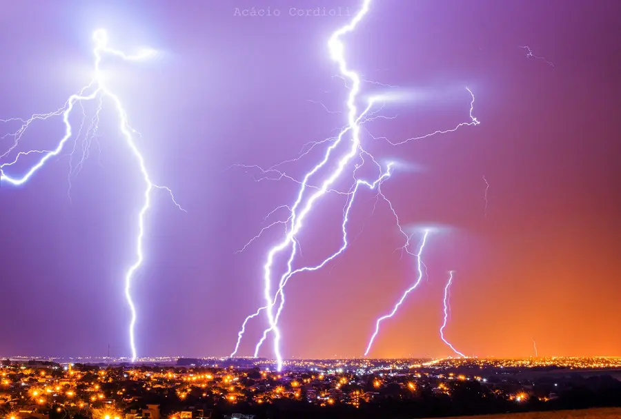 Ciclone se aproxima do sul do Brasil e frente fria associada muda o tempo em Maringá