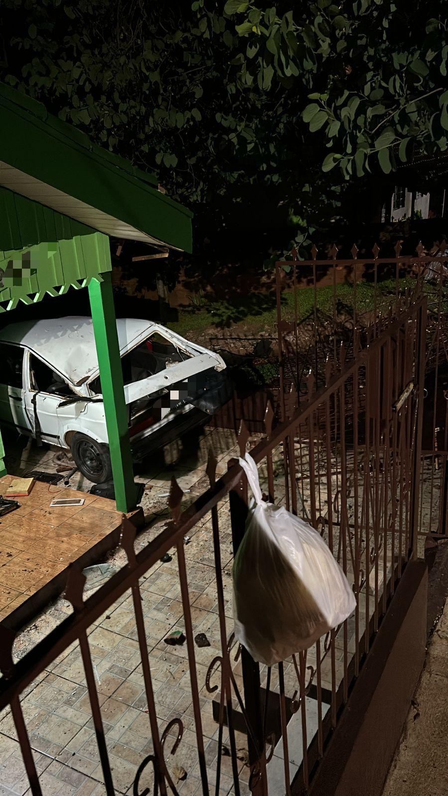 Carro invade residência durante perseguição policial