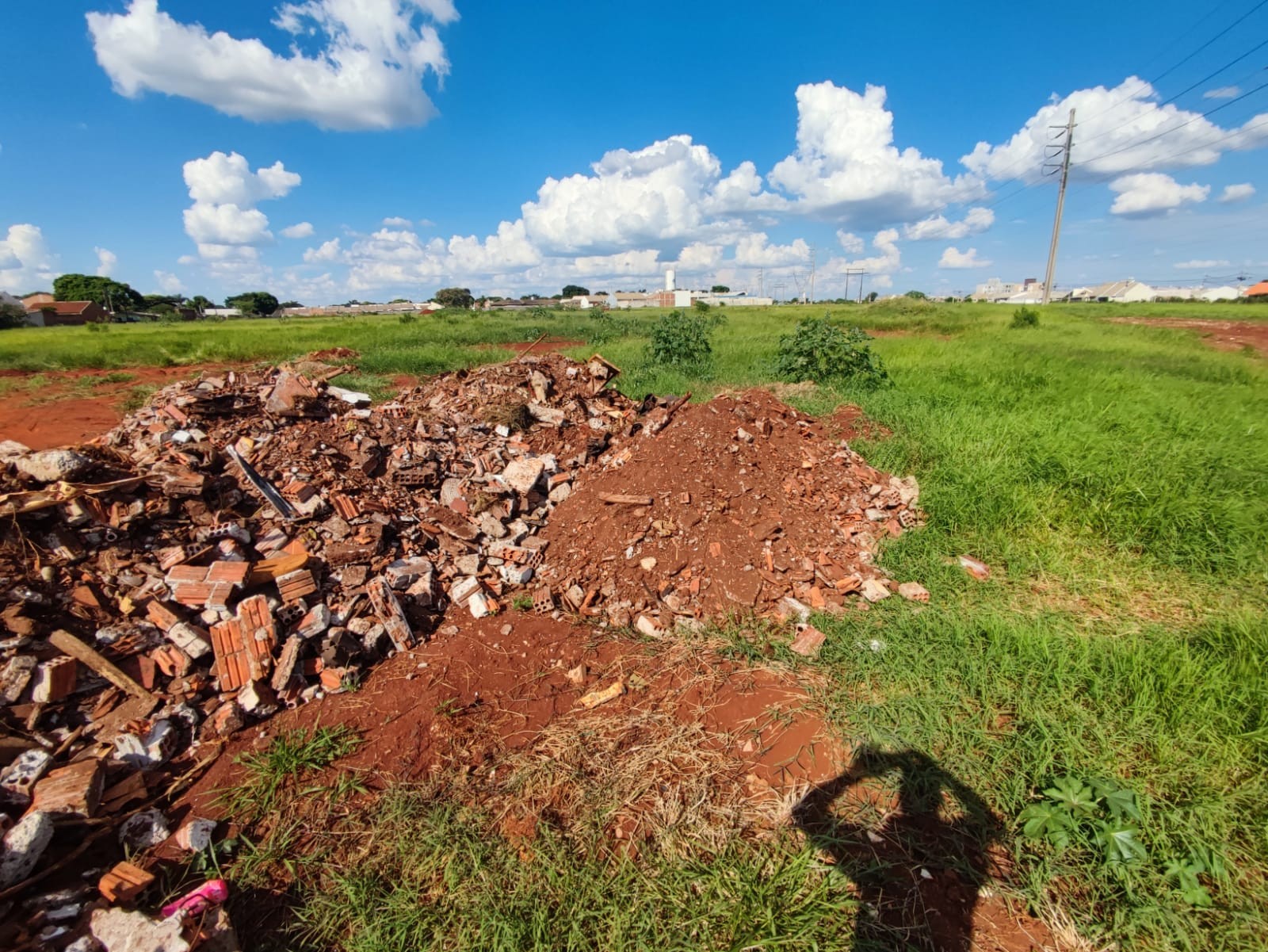 Fiscalização flagra descarte irregular de entulho em terreno de Sarandi